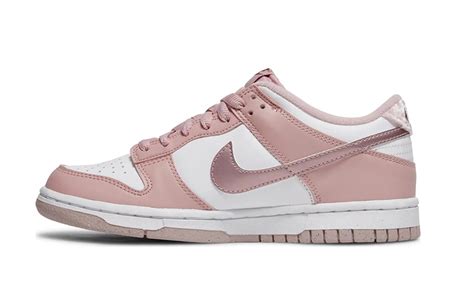 licht roze nike schoenen|Nike Factory Stores.